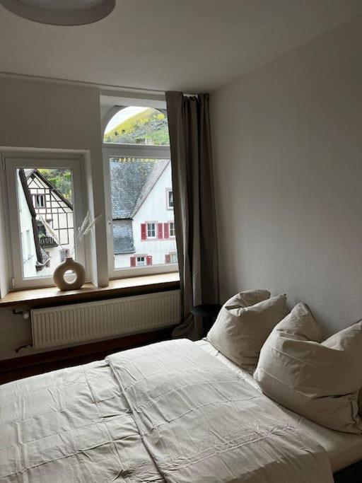 Mosel-Charm - Urige Dachgeschosswohnung - 3 Schlafzimmer Fuer 6 Personen - Liebevoll Renoviert & Gemuetlich Ürzig المظهر الخارجي الصورة